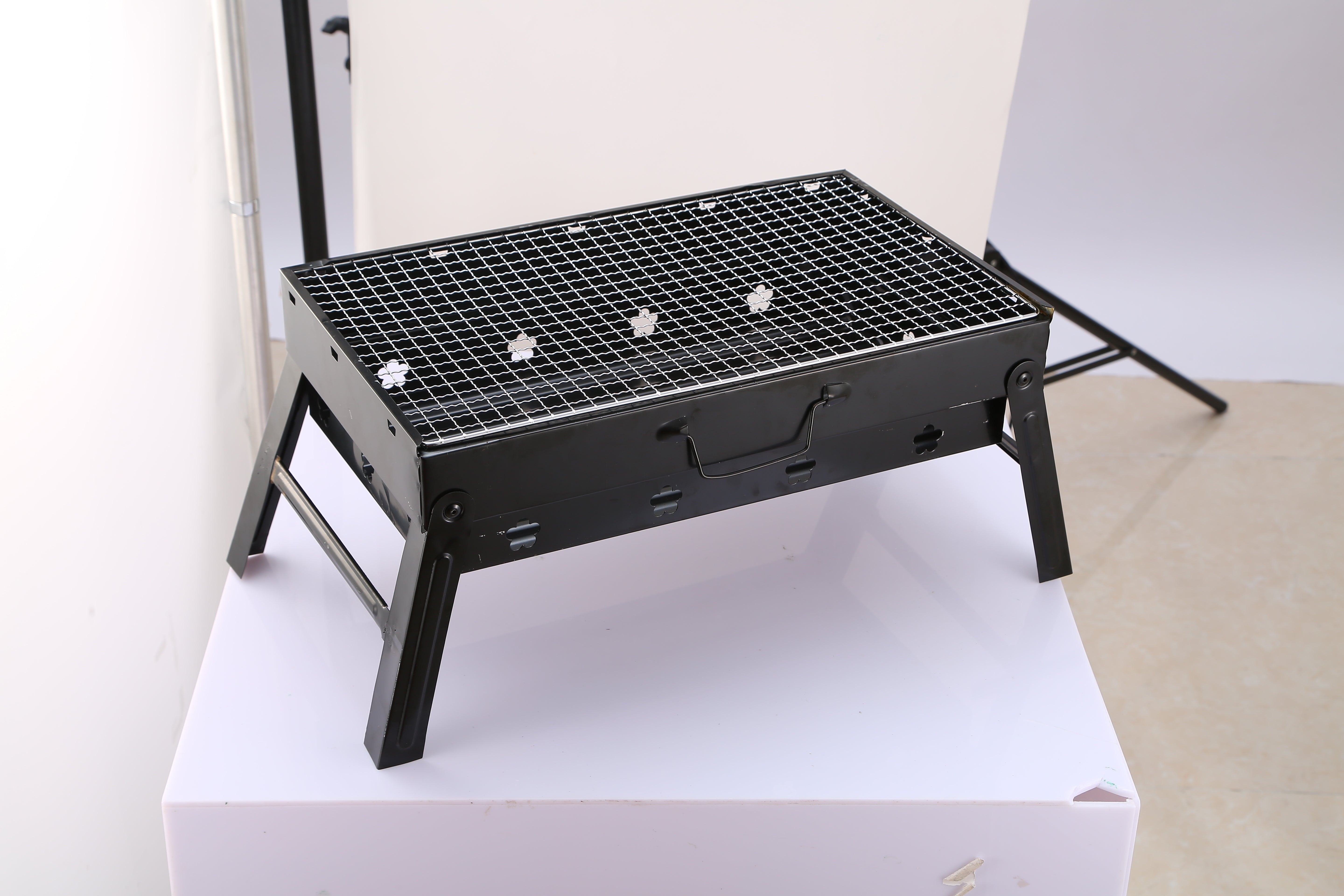 1Pc Portable BBQ Grill Foldable Charcoal Grill Lightweight Smoker Grill For Camping Picnics Garden Grilling